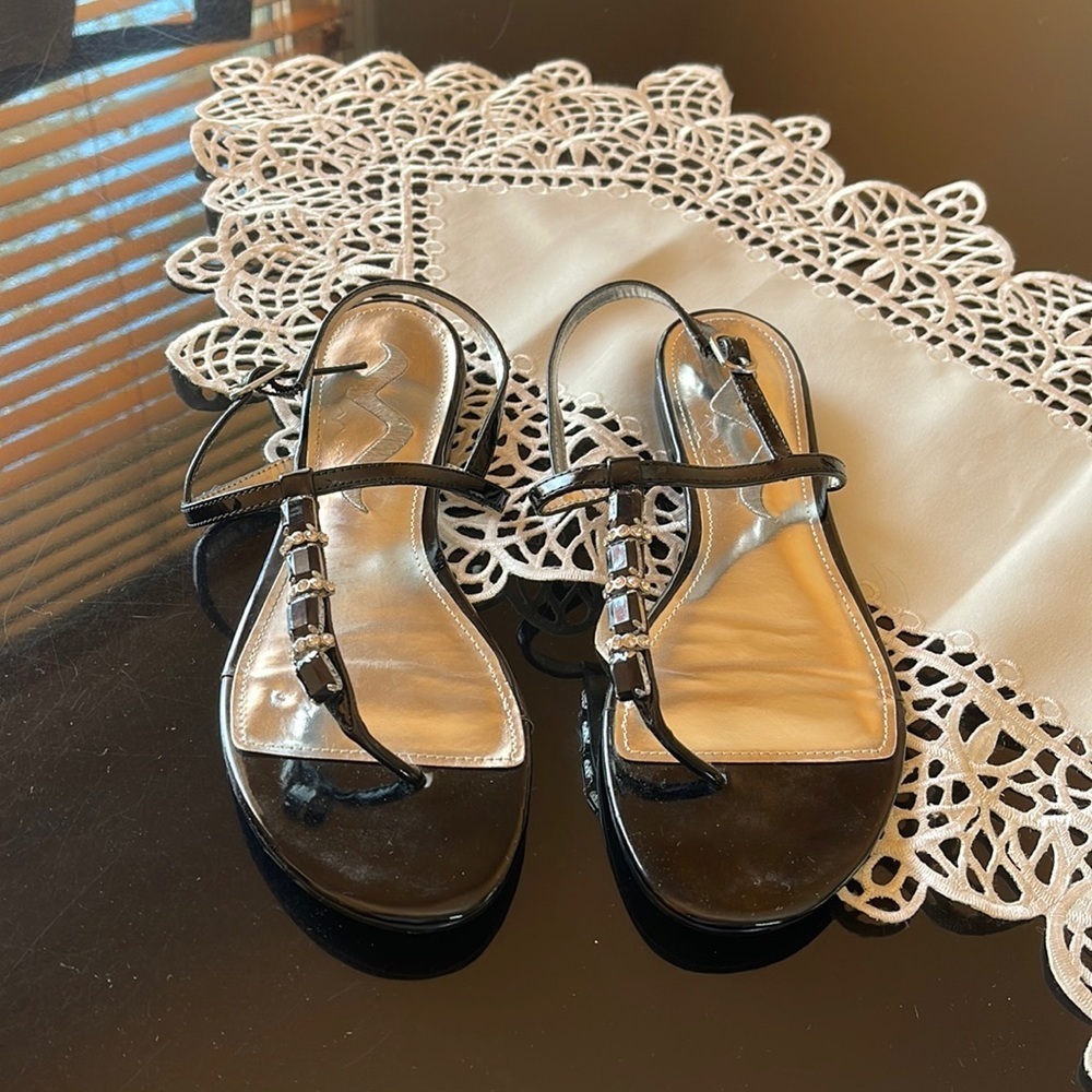 Women size 8 sandals black color flip flop style with back
